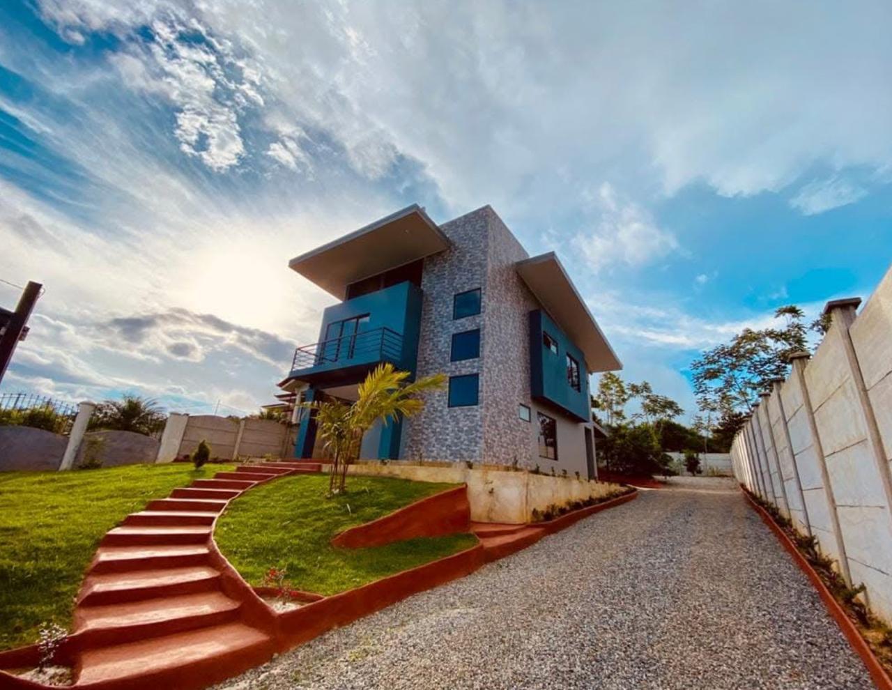 Casa Moderna de Dos Niveles